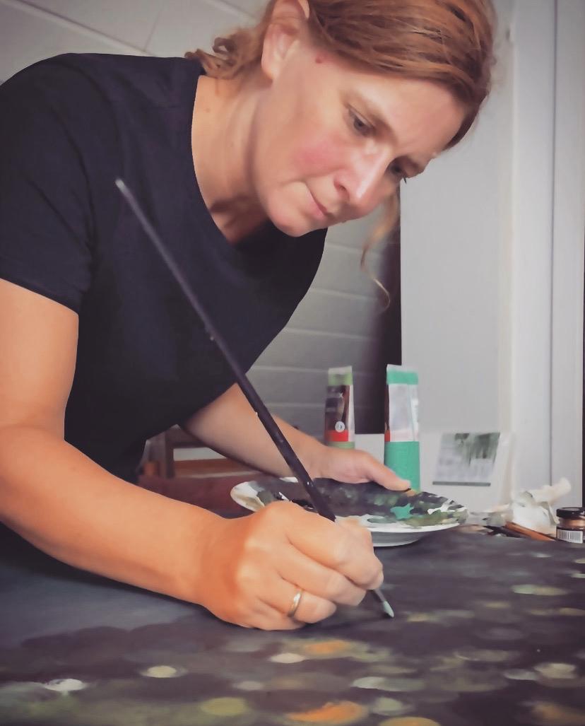 Tanja Hasenclever malt in ihrem Atelier ein Acrylgemälde eines schottischen Hochlandrindes.
