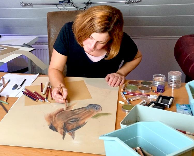 Tanja Hasenclever zeichnet in ihrem Atelier in Ochtrup ein Pferdeporträt in Pastellkreide.